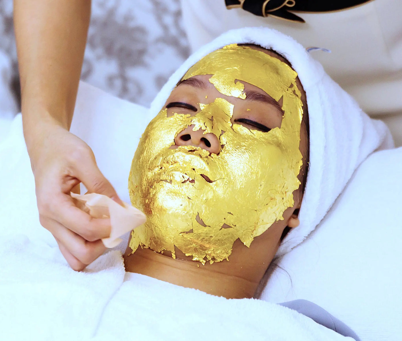 Utsukusy: Luxurious Golden Anti-Aging with The  24K Aurum Treatment Timeless Beauty