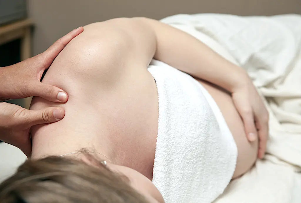 Postnatale massage voor moeder – ontspanning en ondersteuning van herstel na de bevalling.